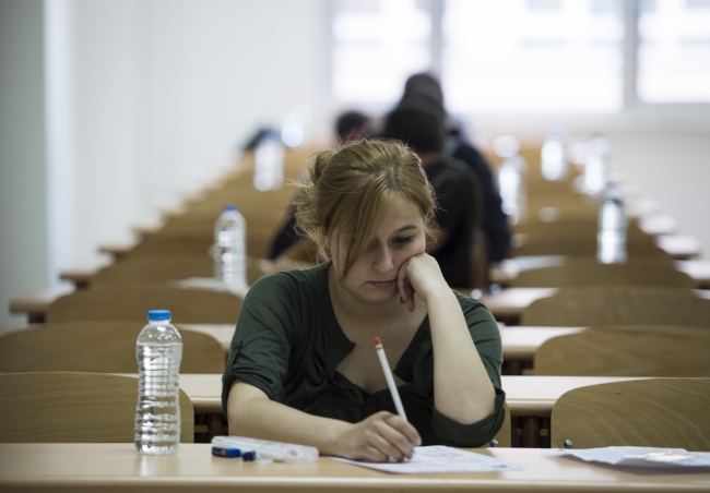 Öğrenciler içeride, veliler dışarıda ter döktü 6