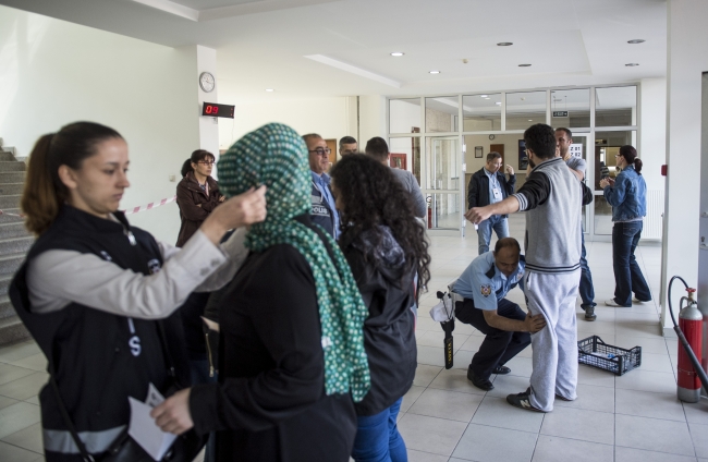 Öğrenciler içeride, veliler dışarıda ter döktü 2