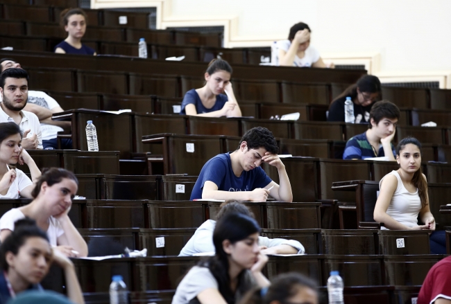 Öğrenciler içeride, veliler dışarıda ter döktü 8