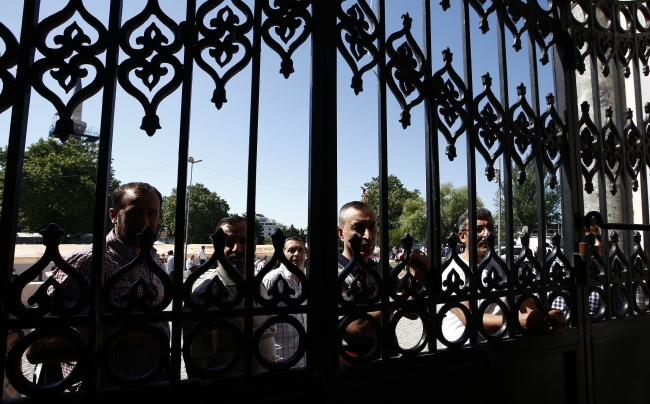 Öğrenciler içeride, veliler dışarıda ter döktü 11