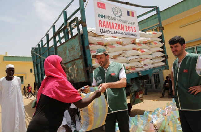İHH Çad'daki mültecilere yardım eli uzattı 35