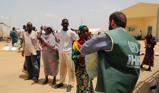 İHH Çad'daki mültecilere yardım eli uzattı 37