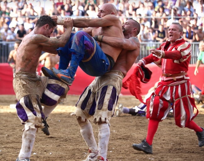Dünyanın en vahşi futbol maçı 12