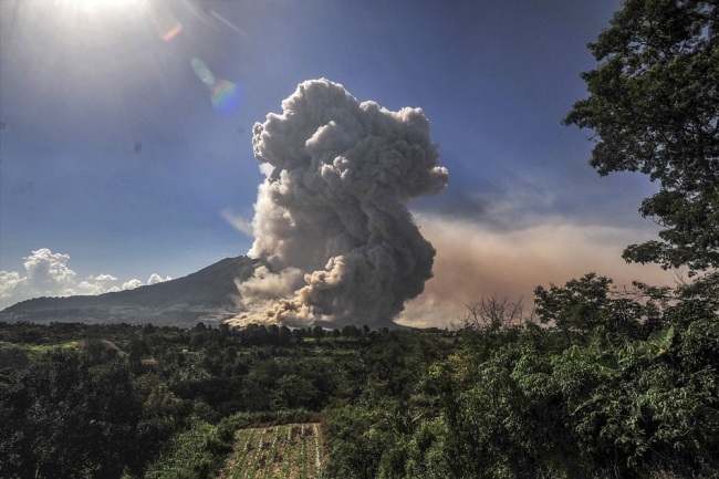 Endonezya'daki yanardağ 10 bin kişiyi etkiledi 1