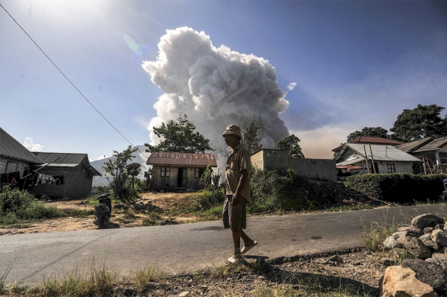Endonezya'daki yanardağ 10 bin kişiyi etkiledi 2