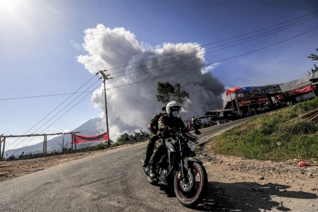 Endonezya'daki yanardağ 10 bin kişiyi etkiledi 3