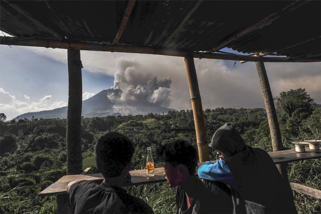 Endonezya'daki yanardağ 10 bin kişiyi etkiledi 4
