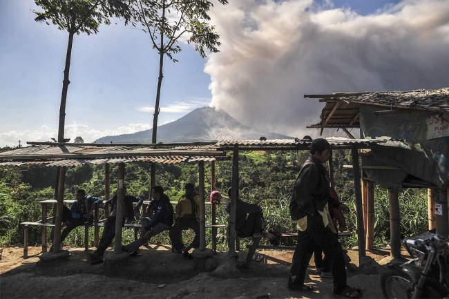 Endonezya'daki yanardağ 10 bin kişiyi etkiledi 5