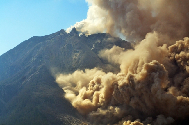 Endonezya'daki yanardağ 10 bin kişiyi etkiledi 6