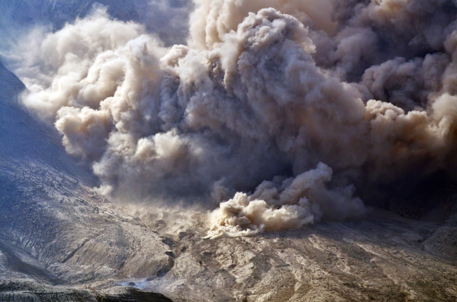 Endonezya'daki yanardağ 10 bin kişiyi etkiledi 7