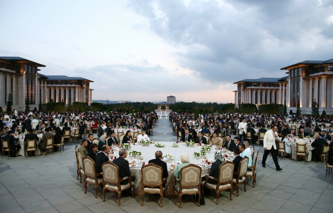 Beştepe'nin bahçesinde ilk iftar 1