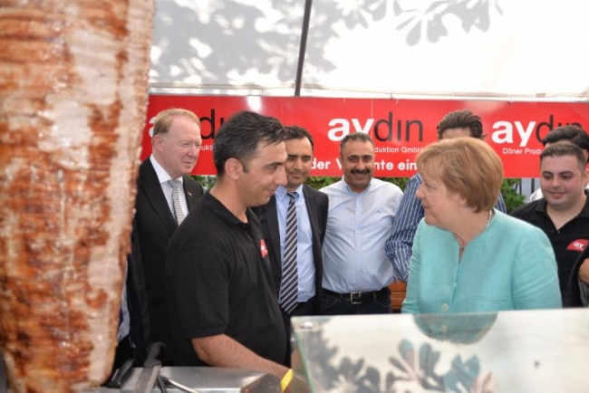 Şansölye Merkel döner kesti 3