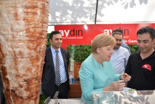 Şansölye Merkel döner kesti 4