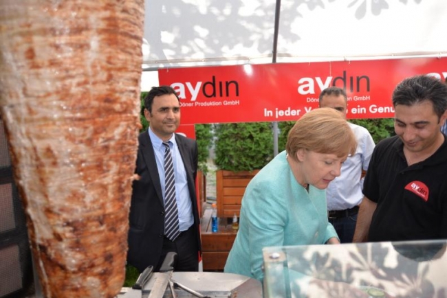 Şansölye Merkel döner kesti 6