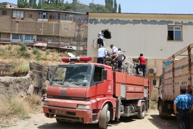 Yangını söndürmek için hastane duvarını deldiler 1