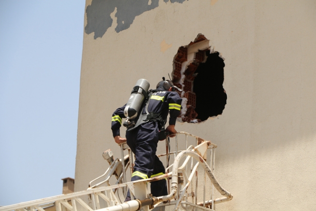 Yangını söndürmek için hastane duvarını deldiler 2