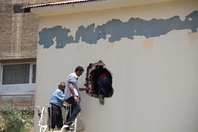 Yangını söndürmek için hastane duvarını deldiler 3