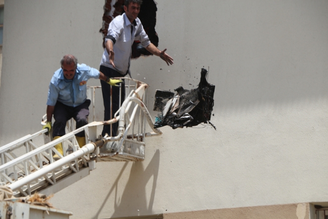 Yangını söndürmek için hastane duvarını deldiler 6