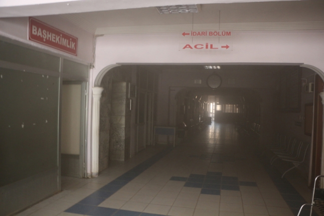 Yangını söndürmek için hastane duvarını deldiler 7