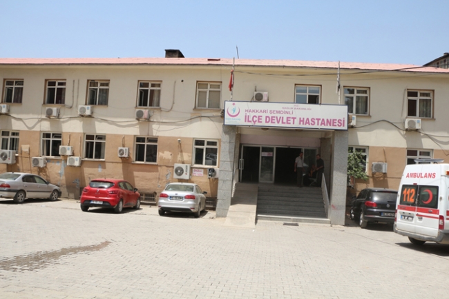 Yangını söndürmek için hastane duvarını deldiler 8