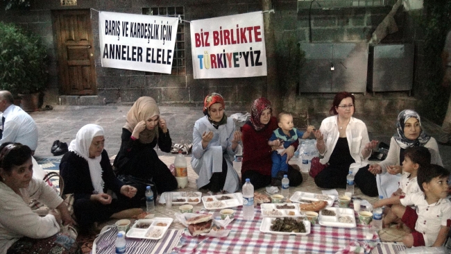 Diyarbakır'da 'barış' iftarı 11