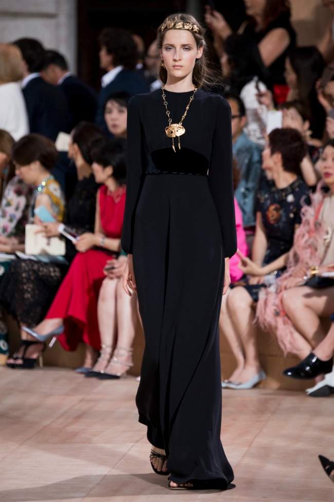 Valentino defilesi mi 'Game of Thrones' seti mi belli değil! 11