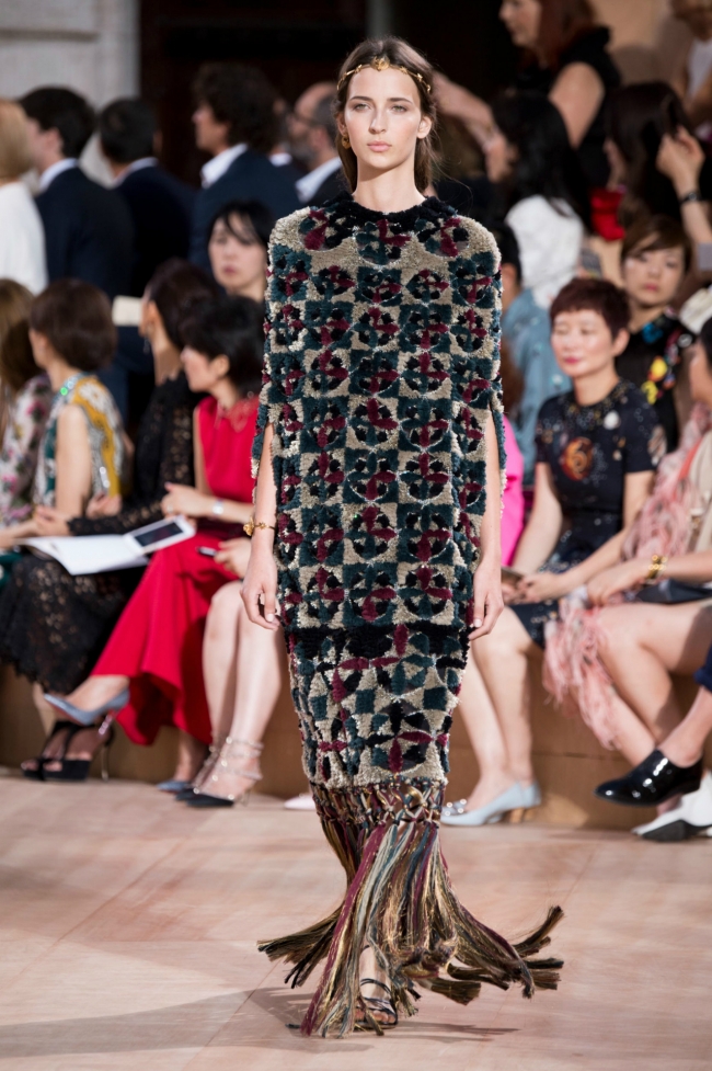 Valentino defilesi mi 'Game of Thrones' seti mi belli değil! 15