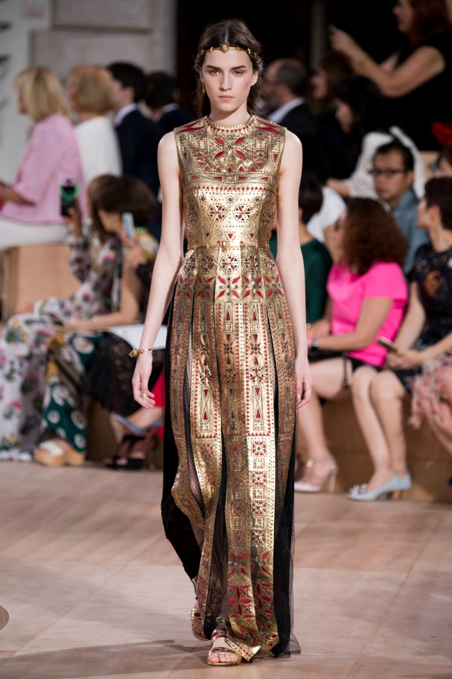 Valentino defilesi mi 'Game of Thrones' seti mi belli değil! 16