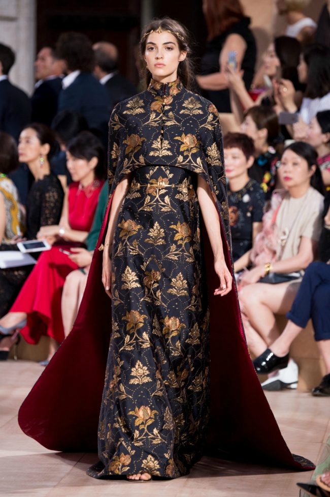 Valentino defilesi mi 'Game of Thrones' seti mi belli değil! 17