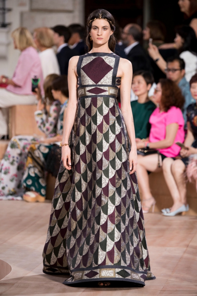 Valentino defilesi mi 'Game of Thrones' seti mi belli değil! 19