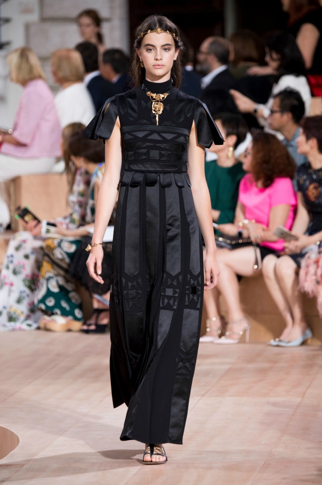 Valentino defilesi mi 'Game of Thrones' seti mi belli değil! 8
