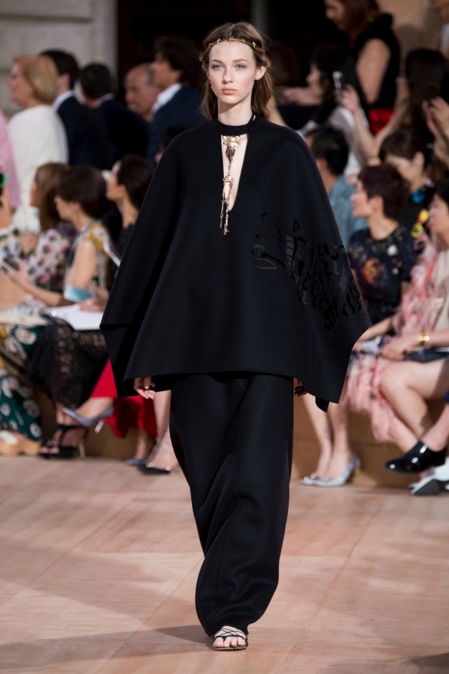 Valentino defilesi mi 'Game of Thrones' seti mi belli değil! 9