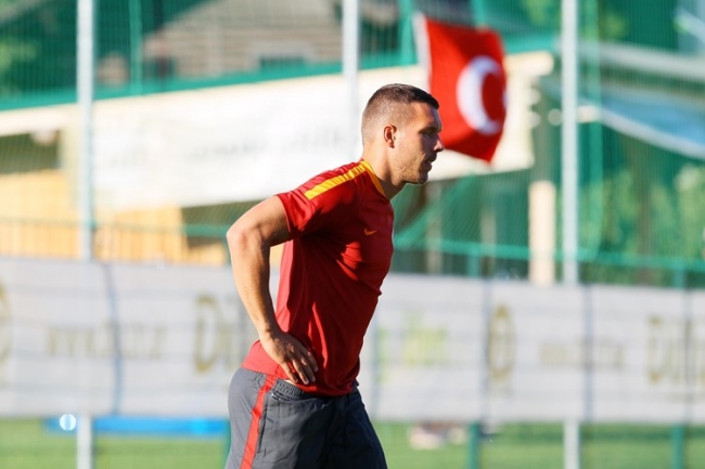 'Aslan' Poldi ilk idmanında 7