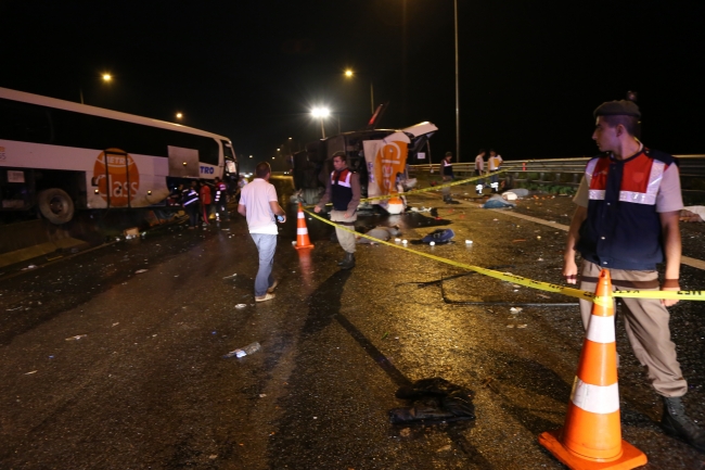 Bayram öncesinde yollar kan gölüne döndü 2