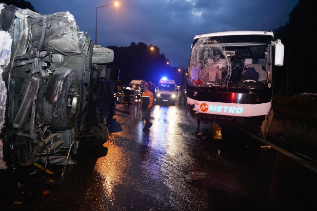 Bayram öncesinde yollar kan gölüne döndü 6