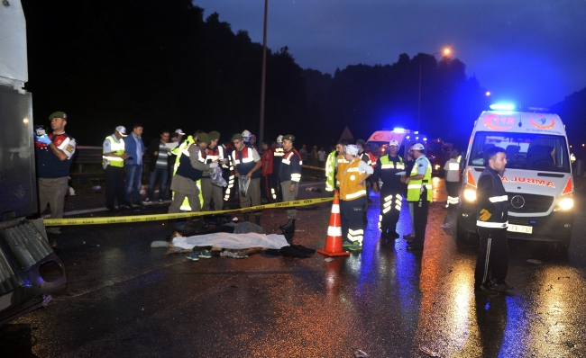 Bayram öncesinde yollar kan gölüne döndü 7