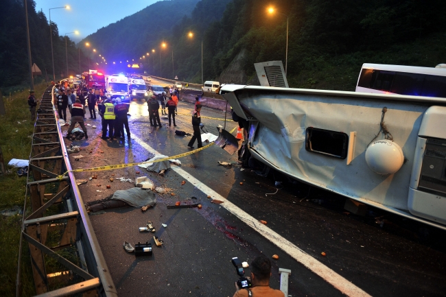 Bayram öncesinde yollar kan gölüne döndü 10