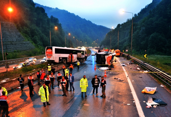 Bayram öncesinde yollar kan gölüne döndü 11
