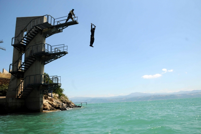 Askerleri elleri ve ayaklarını bağlayıp suya attılar 1