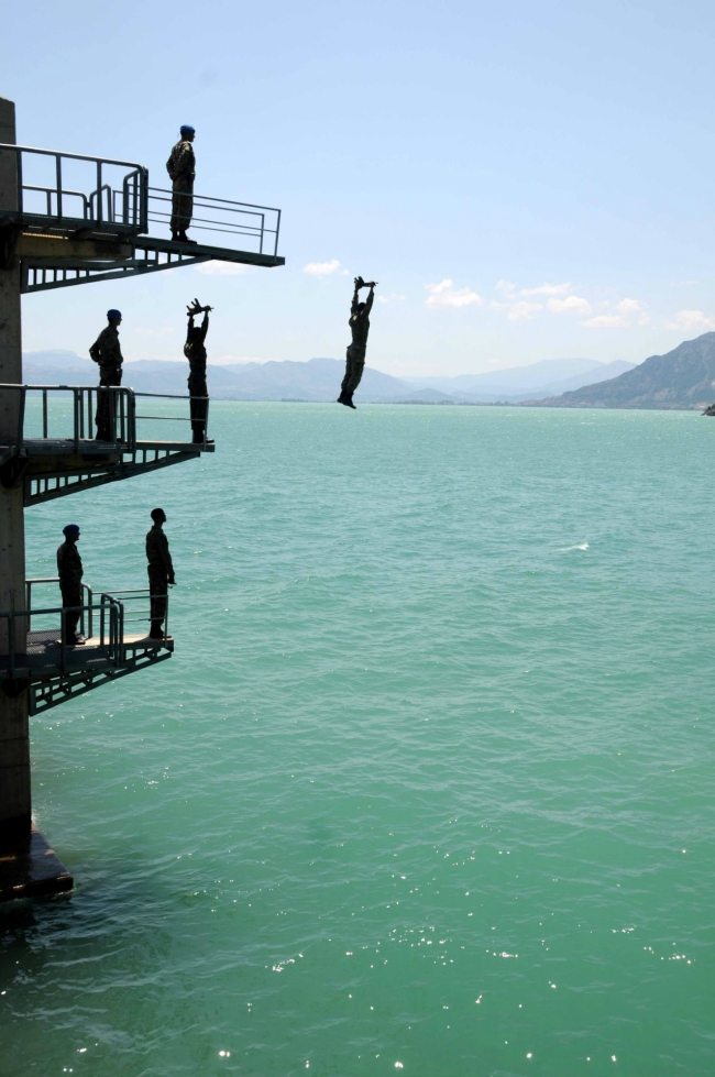 Askerleri elleri ve ayaklarını bağlayıp suya attılar 2