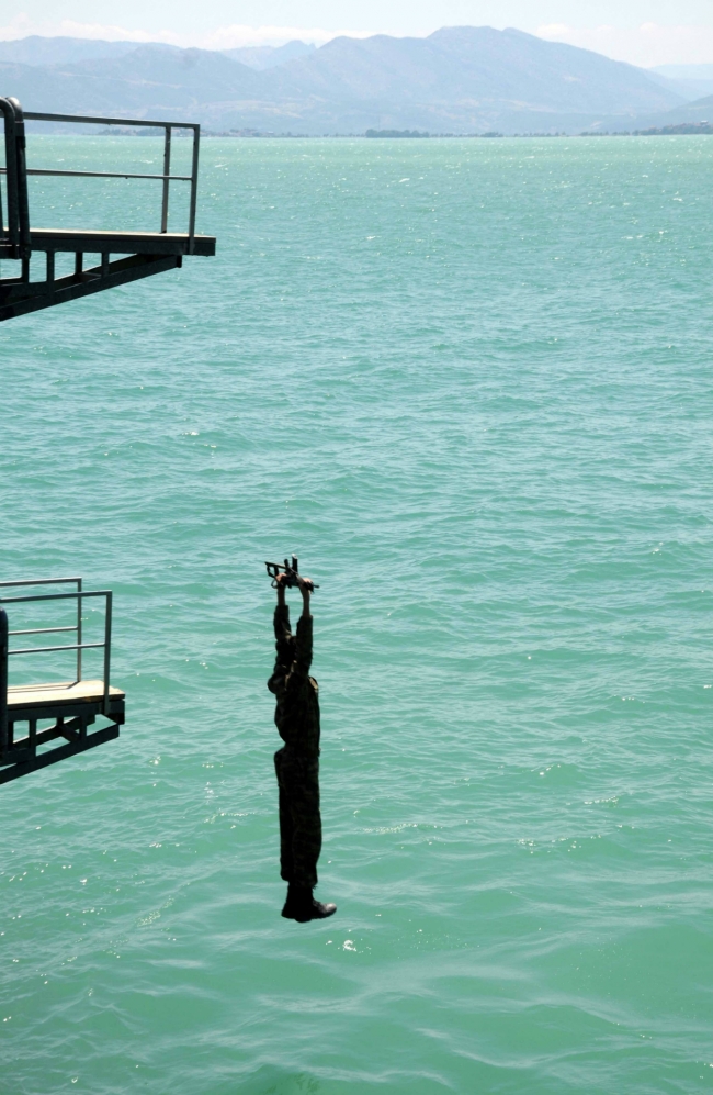 Askerleri elleri ve ayaklarını bağlayıp suya attılar 3