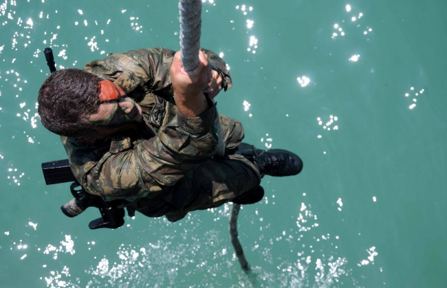 Askerleri elleri ve ayaklarını bağlayıp suya attılar 5