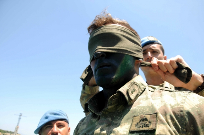 Askerleri elleri ve ayaklarını bağlayıp suya attılar 7