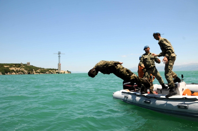 Askerleri elleri ve ayaklarını bağlayıp suya attılar 9