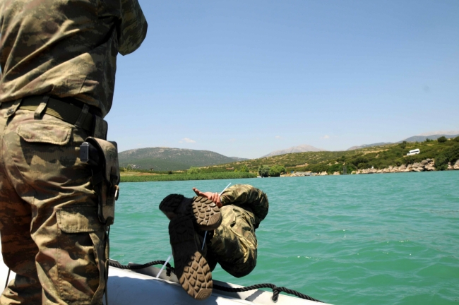 Askerleri elleri ve ayaklarını bağlayıp suya attılar 10