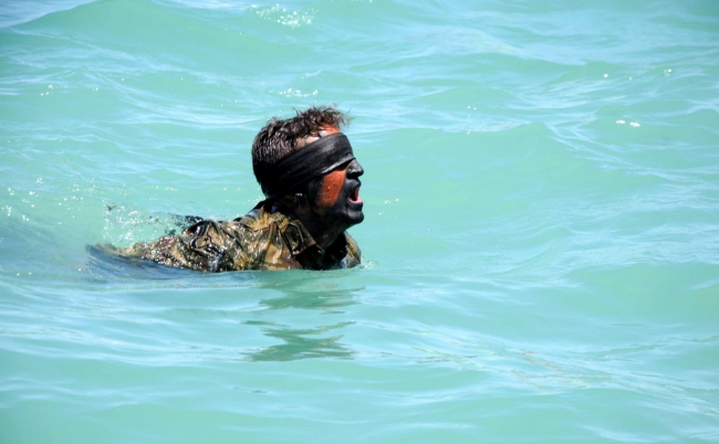 Askerleri elleri ve ayaklarını bağlayıp suya attılar 11