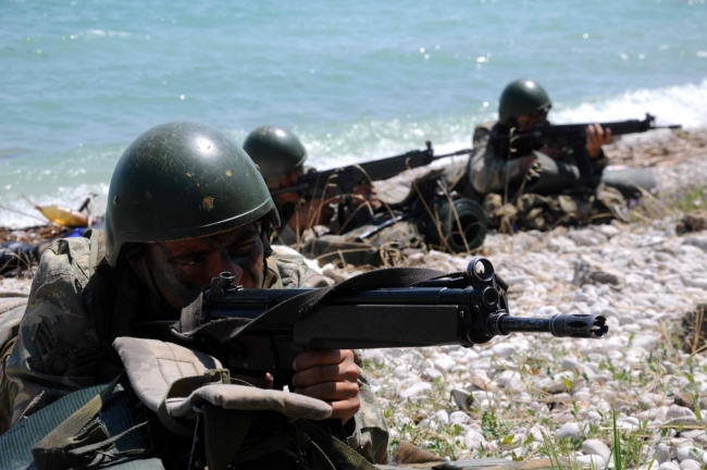 Askerleri elleri ve ayaklarını bağlayıp suya attılar 4