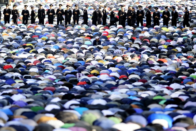 Bayram namazında OHAL manzarası 3