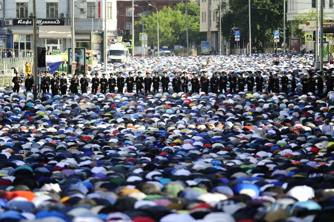 Bayram namazında OHAL manzarası 2