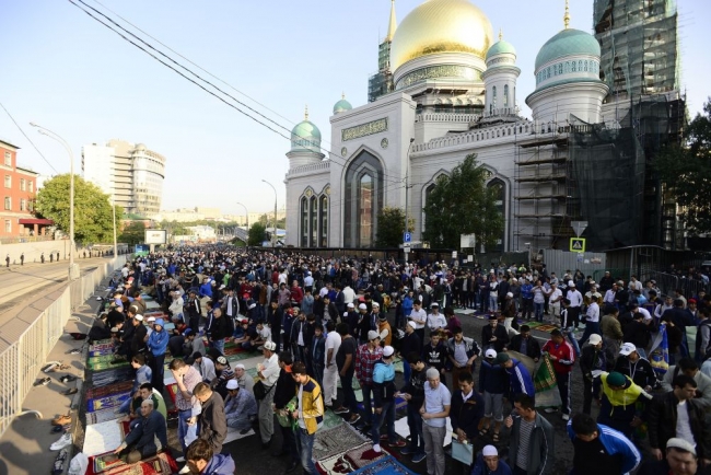 Bayram namazında OHAL manzarası 1